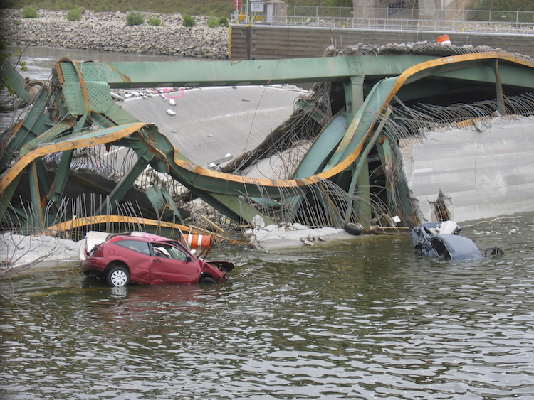 I35-Bridge-Collapse-Cars-in-Water