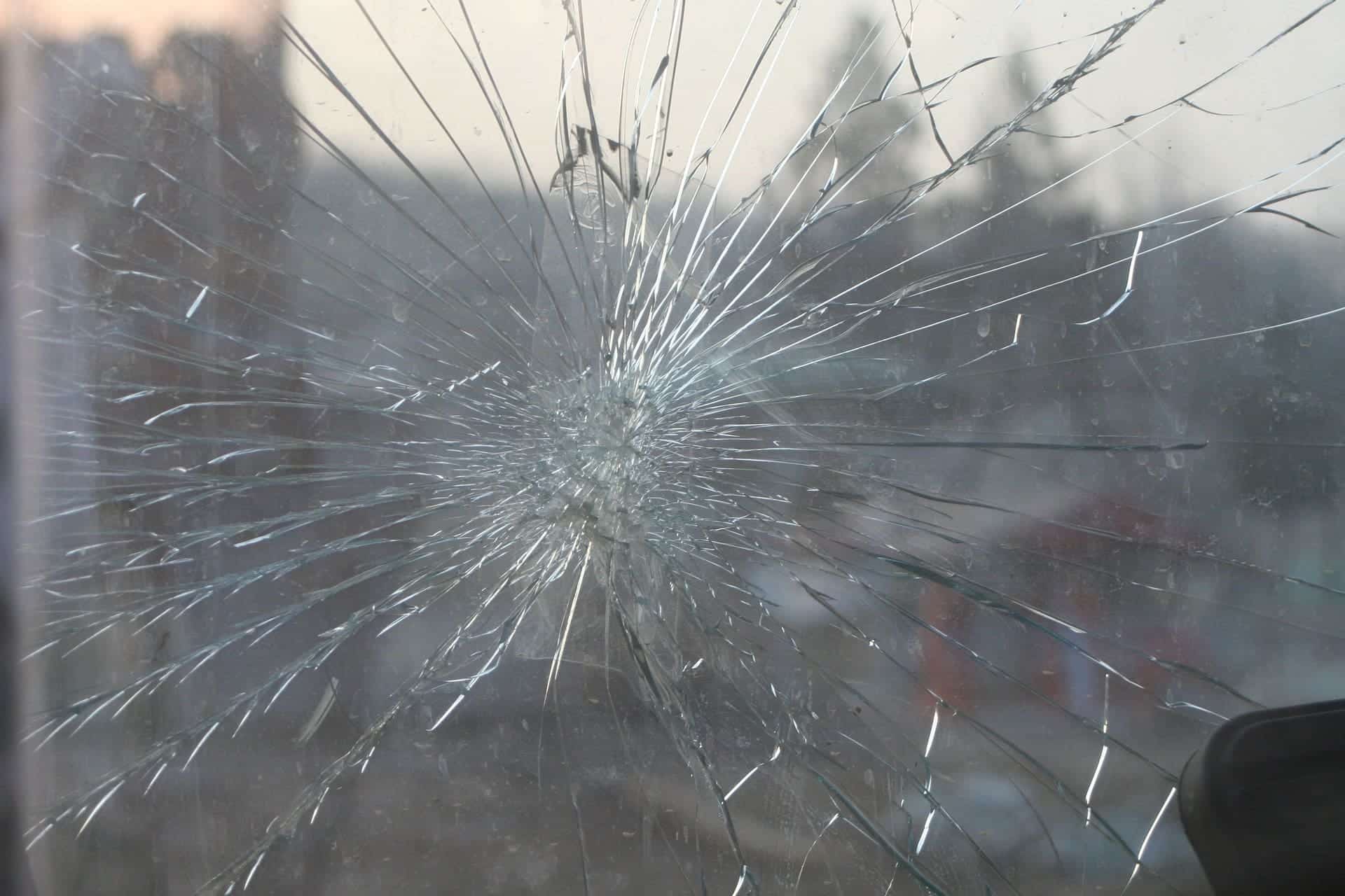 broken-windshield-commercial-truck-law-Washington